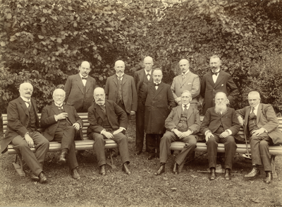 106793 Groepsportret van de leden van het Geneeskundig Gezelschap Matthias van Geuns te Utrecht. Ten voeten uit van ...